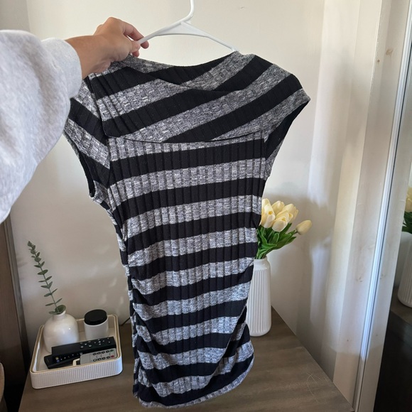 A.Byer Short Sleeve Sweater - Size Small - Picture 2 of 7